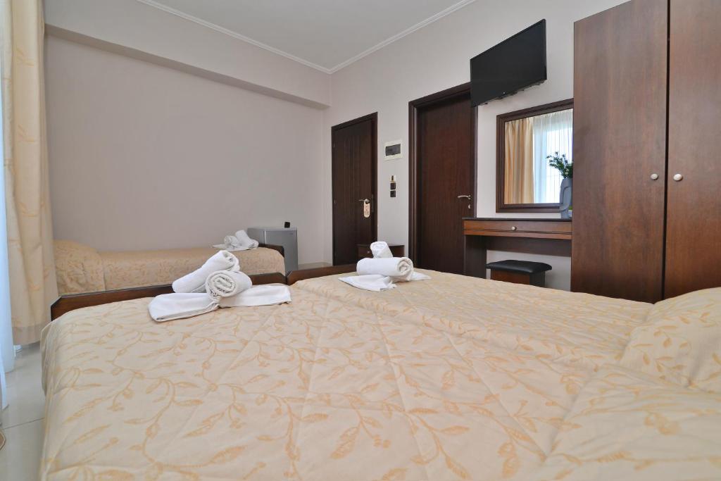 A bed or beds in a room at Akrothalassia
