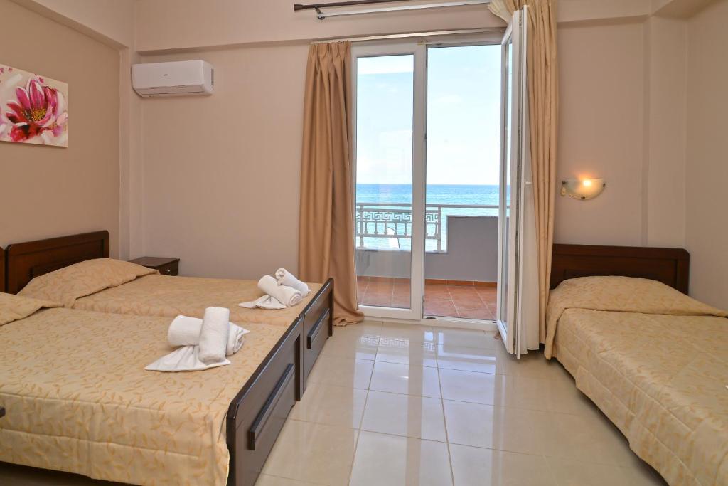 A bed or beds in a room at Akrothalassia