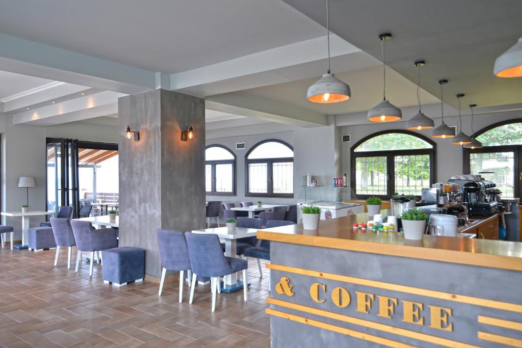 A restaurant or other place to eat at Akrothalassia