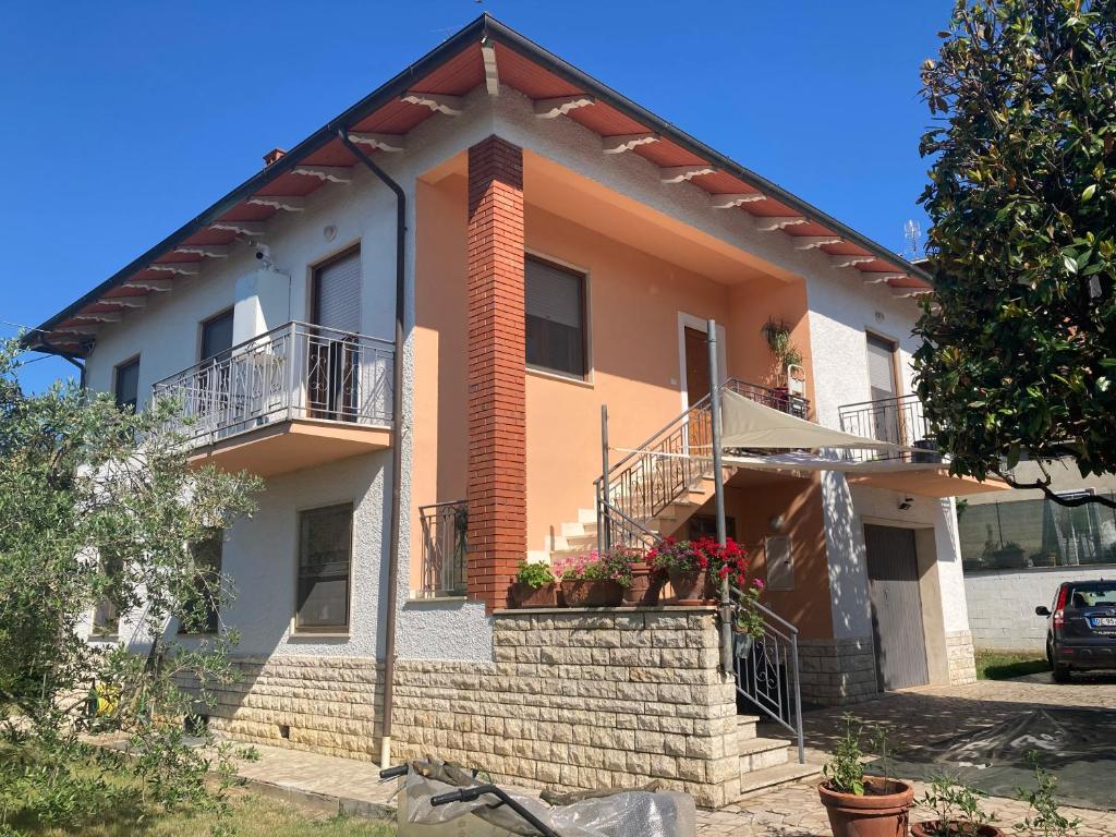 ルチニャーノにあるIl Quartierinoの階段とバルコニー付きの家
