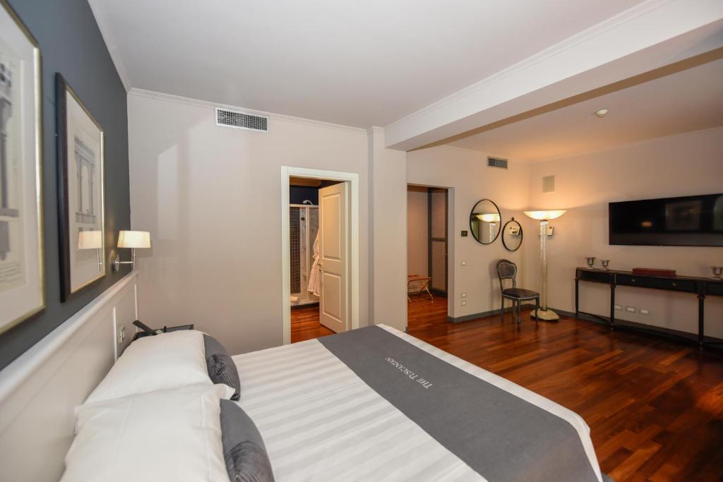 The Tuscanian Hotel - 17