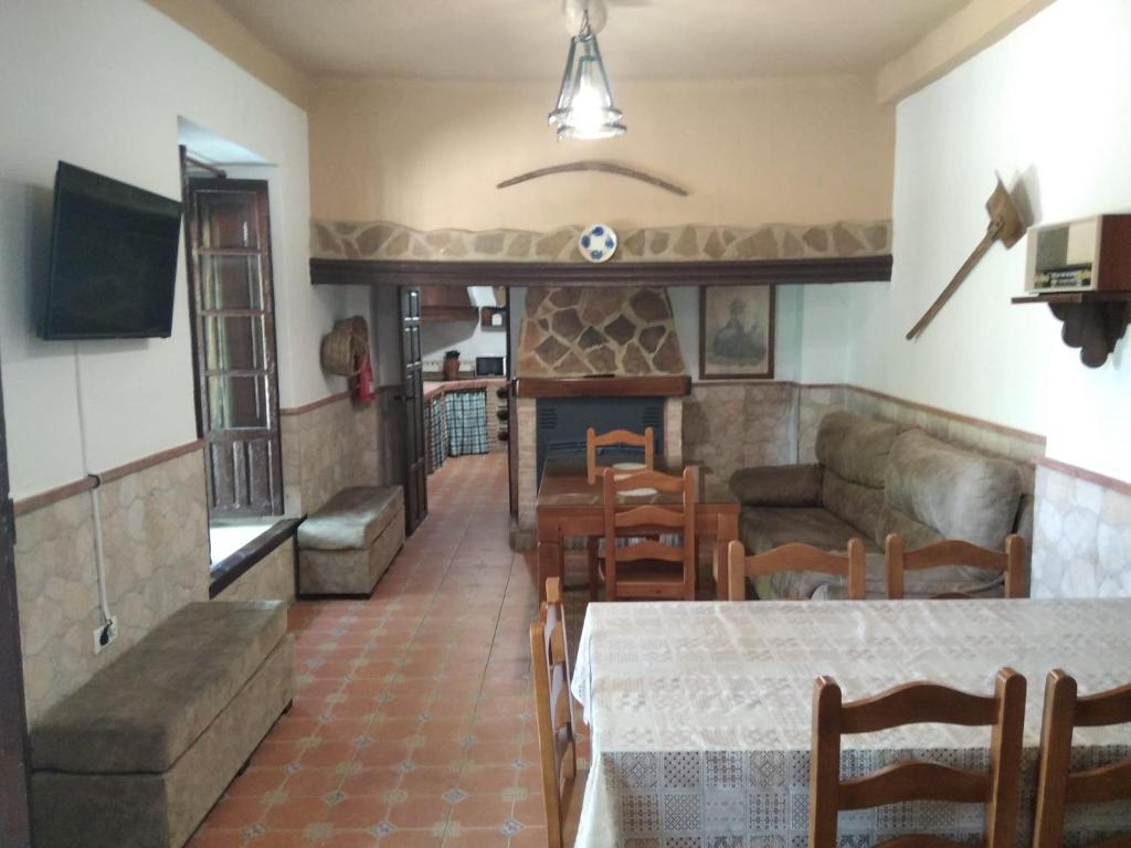 Televízia a/alebo spoločenská miestnosť v ubytovaní Cortijo el llano Priego de Córdoba