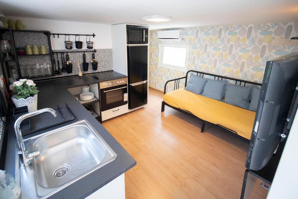 eine kleine Küche mit einem gelben Bett in einem Zimmer in der Unterkunft Mobilehome Szántód in Szántód