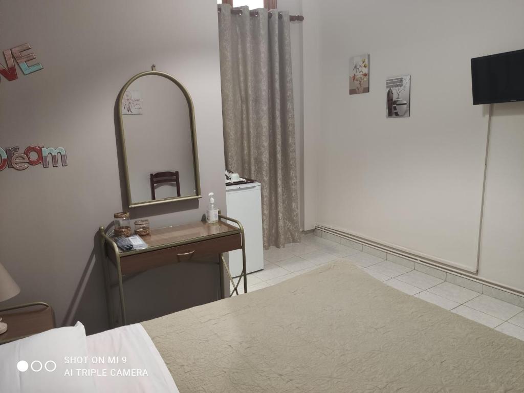 Televízia a/alebo spoločenská miestnosť v ubytovaní Hotel Trifylia