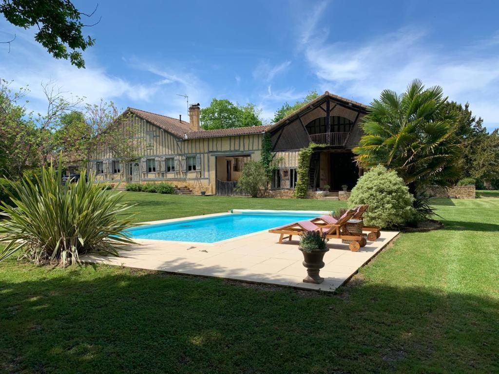 una casa con piscina en el patio en Les Ailes du Temps, en Caupenne-dʼArmagnac