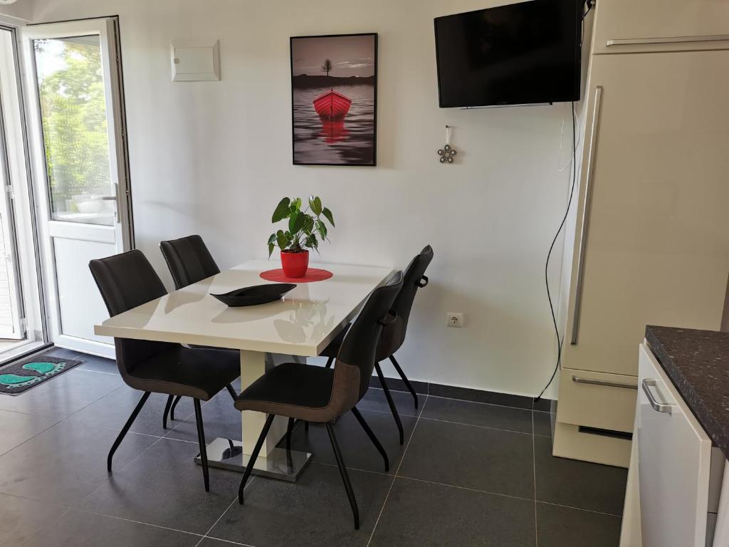 TV a/nebo společenská místnost v ubytování Apartment Adriana