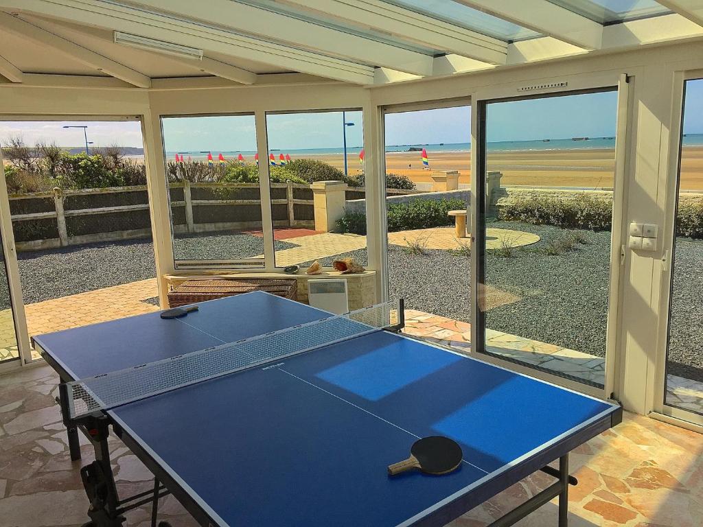 una mesa de ping pong azul con vistas a la playa en Villa lumineuse en front de mer - Gold Beach, en Asnelles
