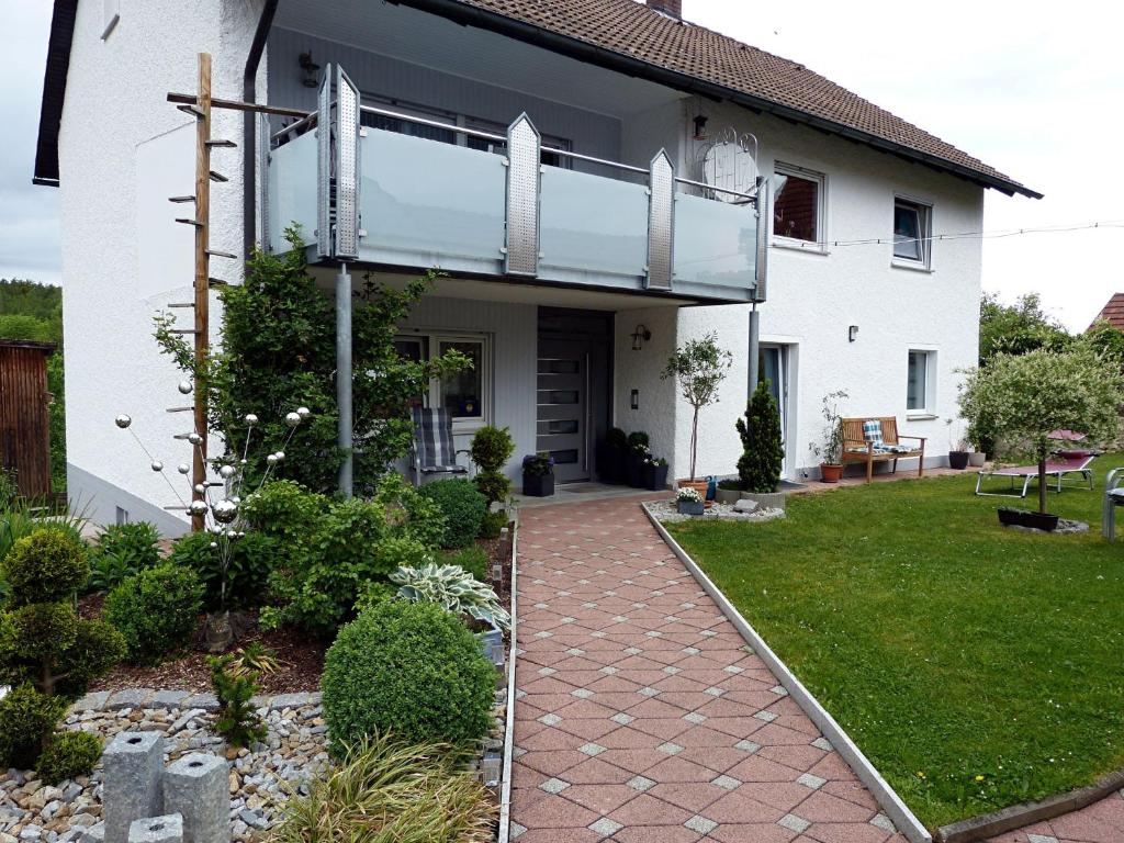 una casa con una pasarela de cristal en el patio en Ferienwohnung Kürmreuth, en Königstein in der Oberpfalz