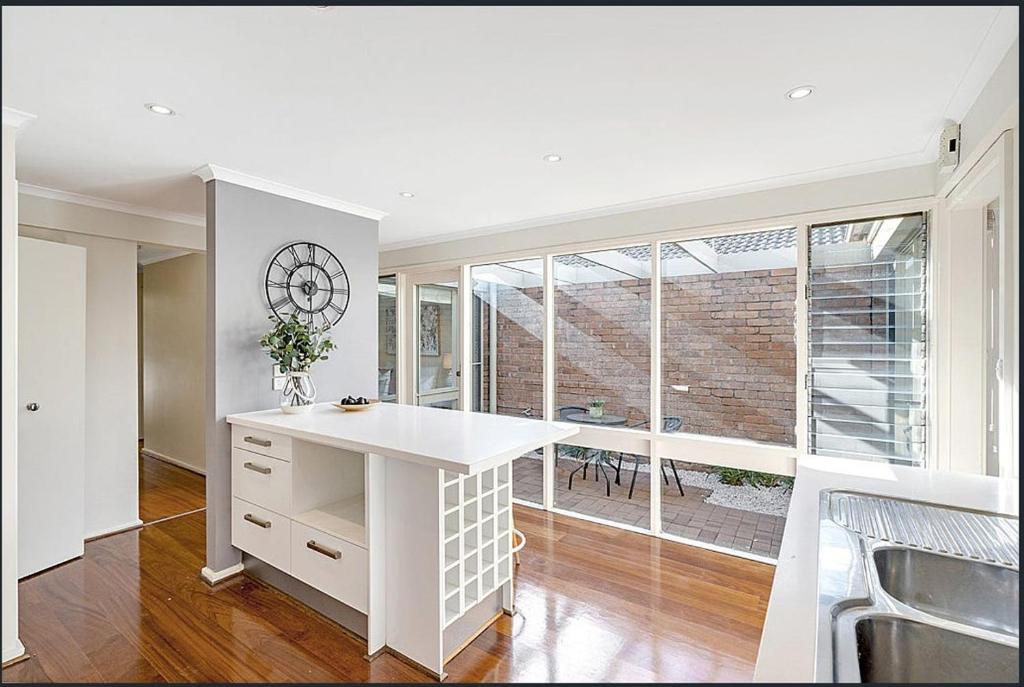 Adelaide Holiday Home - Housity
