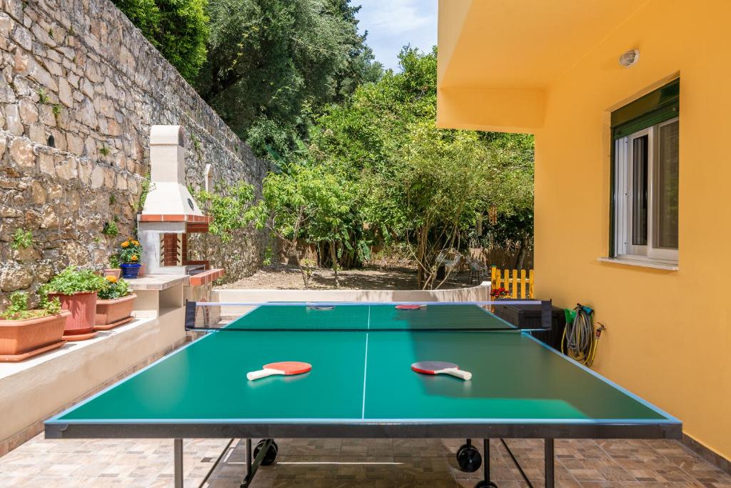 Stolní tenis v ubytování Avrochares Villa nebo okolí