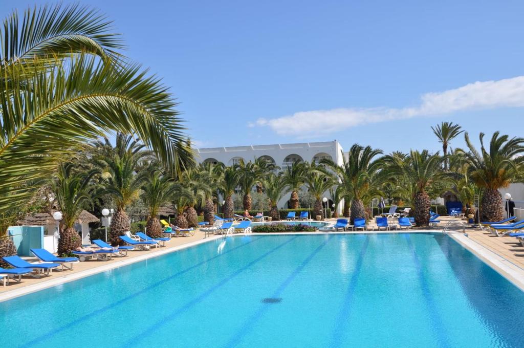 Bazén v ubytování Kanta Resort and Spa nebo v jeho okolí