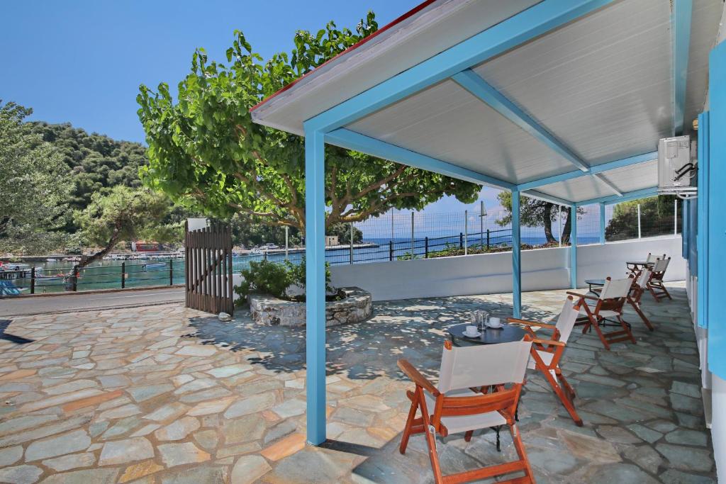 pawilon z krzesłami i stołami oraz ocean w obiekcie The Akri House Agnondas w mieście Agnontas