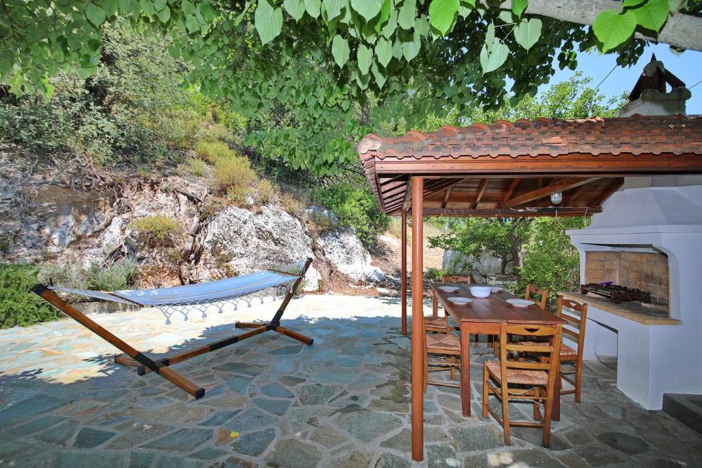 Patio lub wspólna przestrzeń na świeżym powietrzu w obiekcie The Akri House Agnondas
