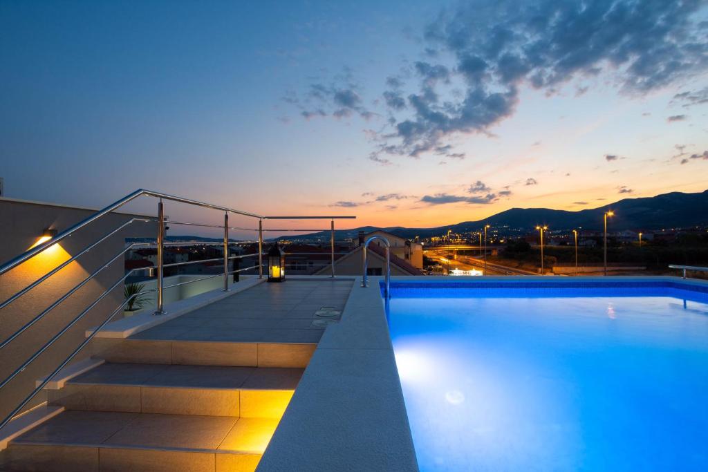einen Pool auf einem Gebäude mit Sonnenuntergang in der Unterkunft Luxury Residence Danica with a private rooftop pool in Kaštela