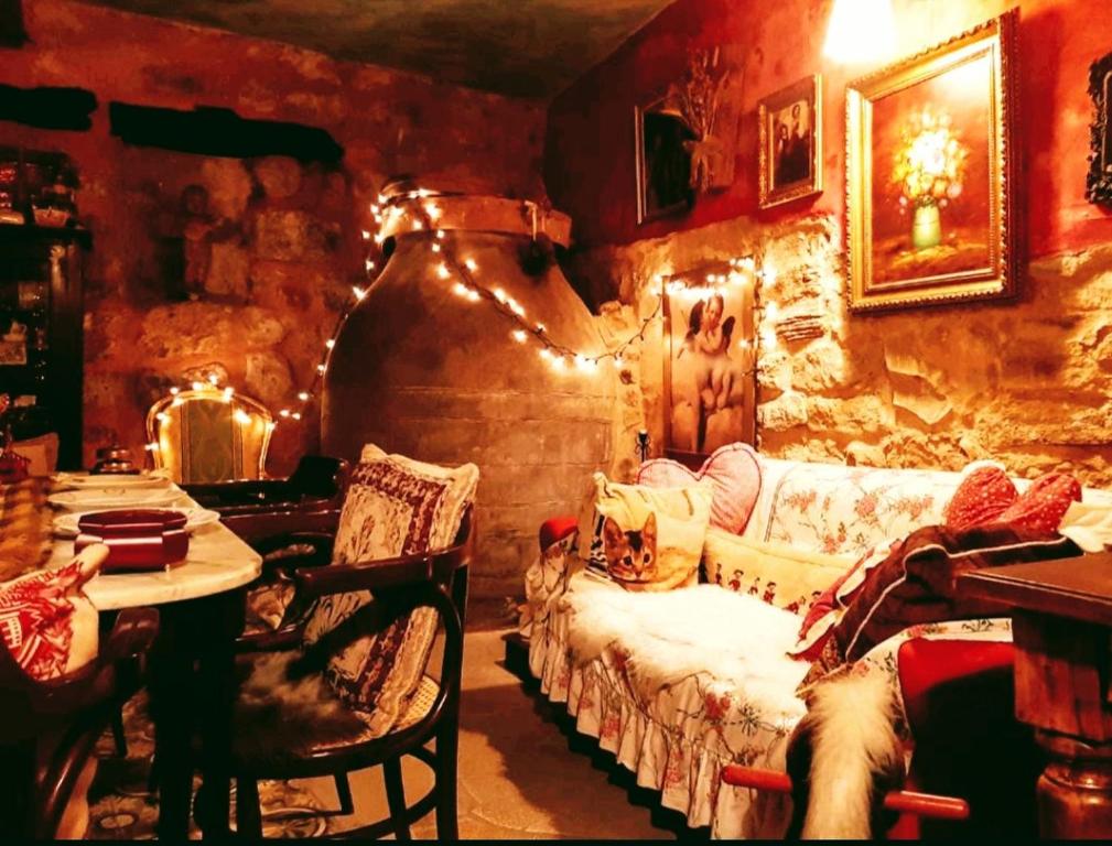 a living room with a couch and a table at La Quinta de Malu in Valeria