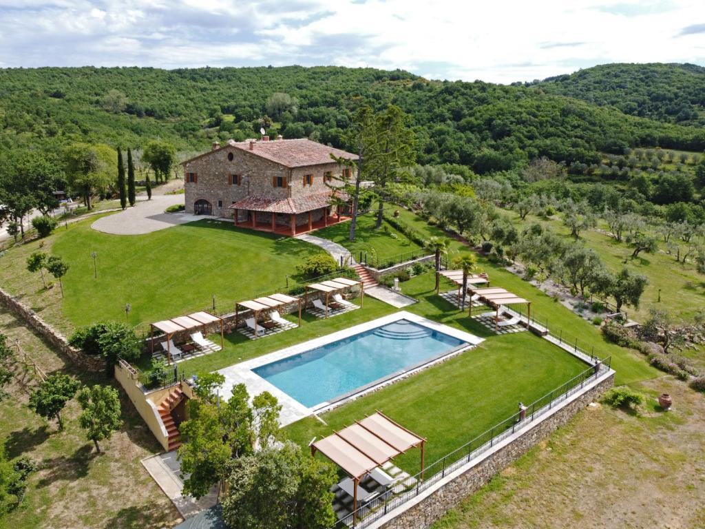 uma vista aérea de uma casa com piscina em Podere Le Volte Country House La Mita em Civitella in Val di Chiana