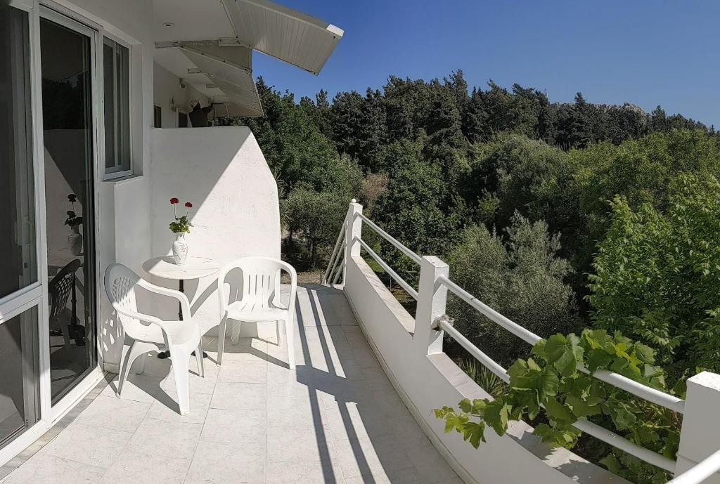 Balkón nebo terasa v ubytování Artemis Studios - Pool and garden