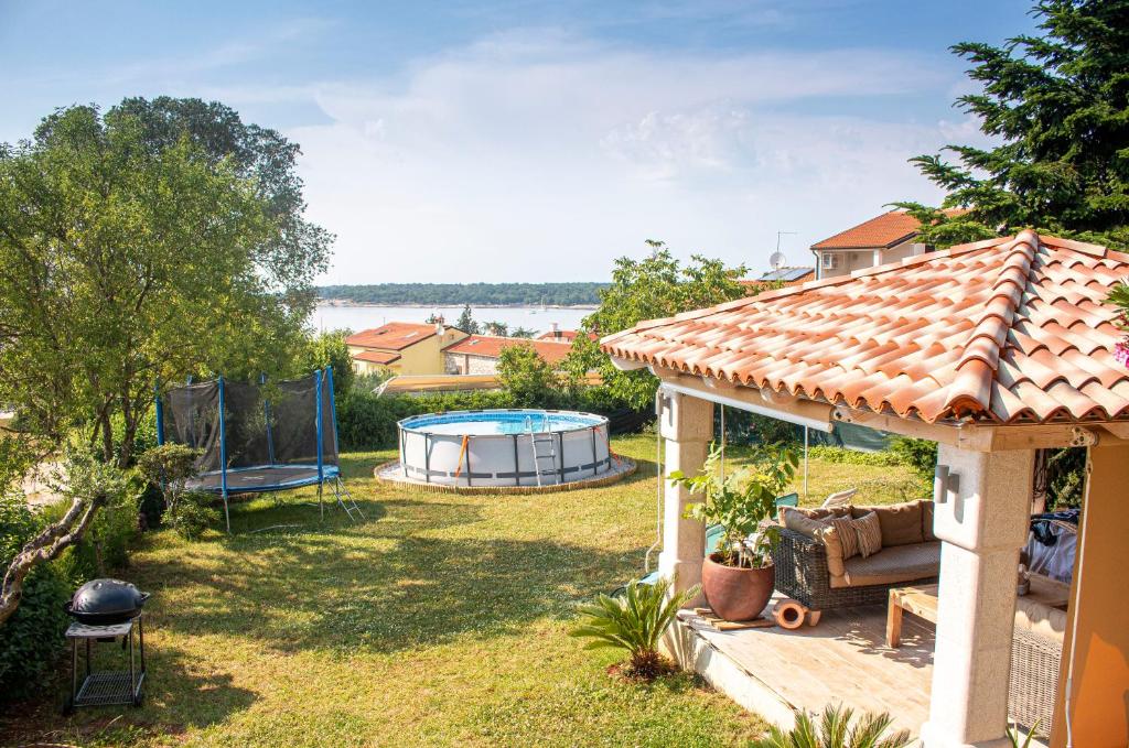 podwórko z altaną i basenem w obiekcie Stone house Chiara Seaview w mieście Funtana