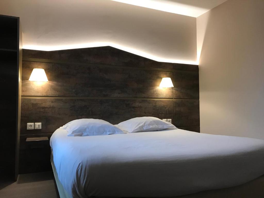 Postel nebo postele na pokoji v ubytování Fasthotel Montmarault