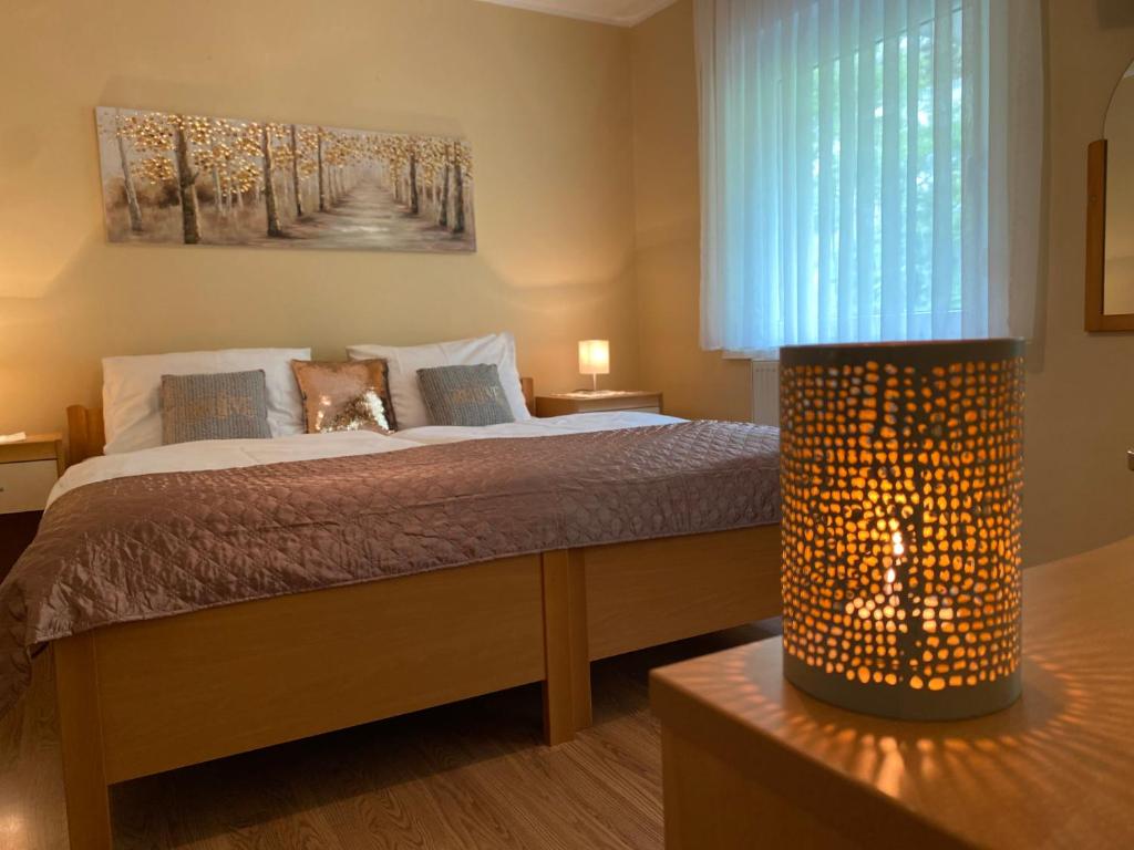sypialnia z dużym łóżkiem i oknem w obiekcie Guest House Golja w Bledzie