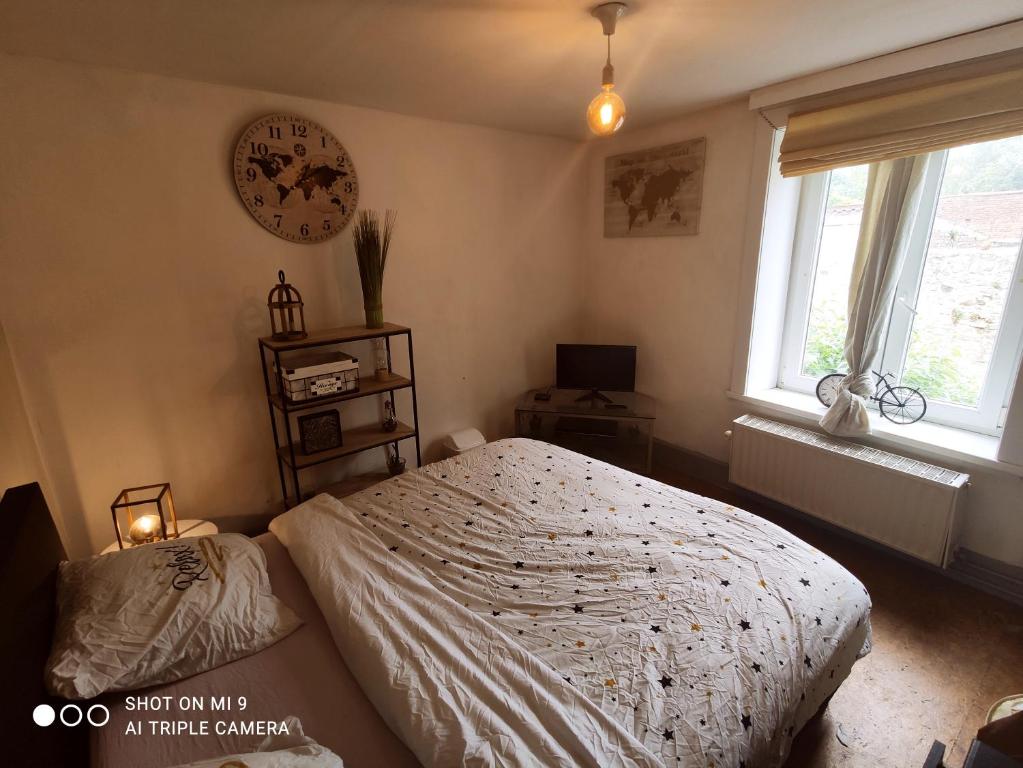 Een bed of bedden in een kamer bij Chambre privée dans maison tout confort