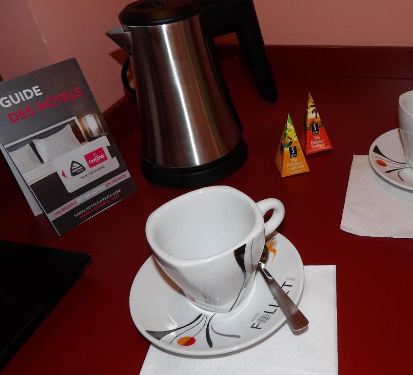 Příslušenství pro přípravu čaje a kávy v ubytování Fasthotel Montmarault