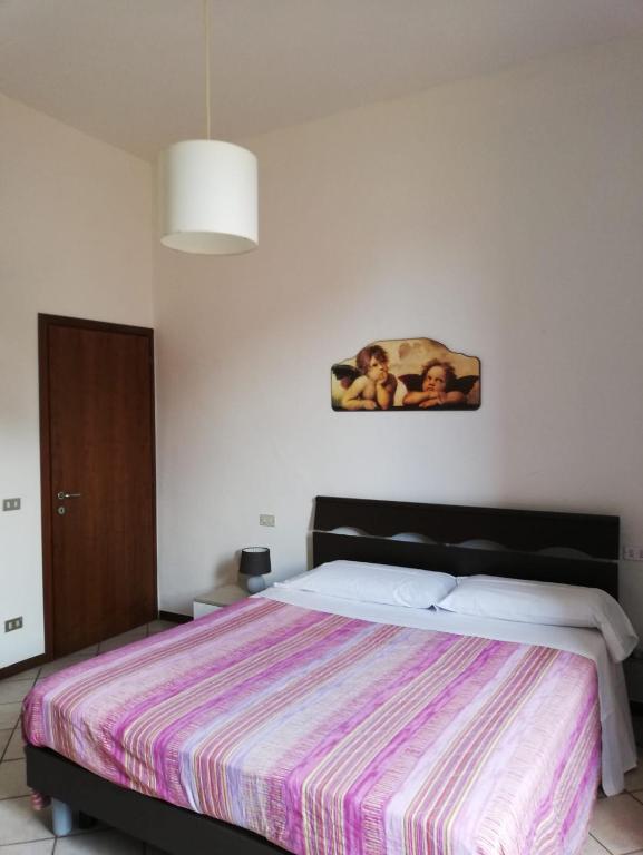 A bed or beds in a room at B&B Smeraldo Airport