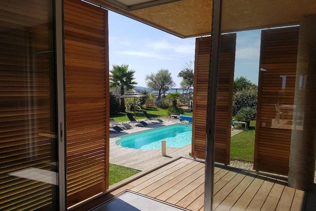 uma vista para uma piscina a partir de uma casa em Splendide appartement T3 piscine et vue mer em Grosseto-Prugna