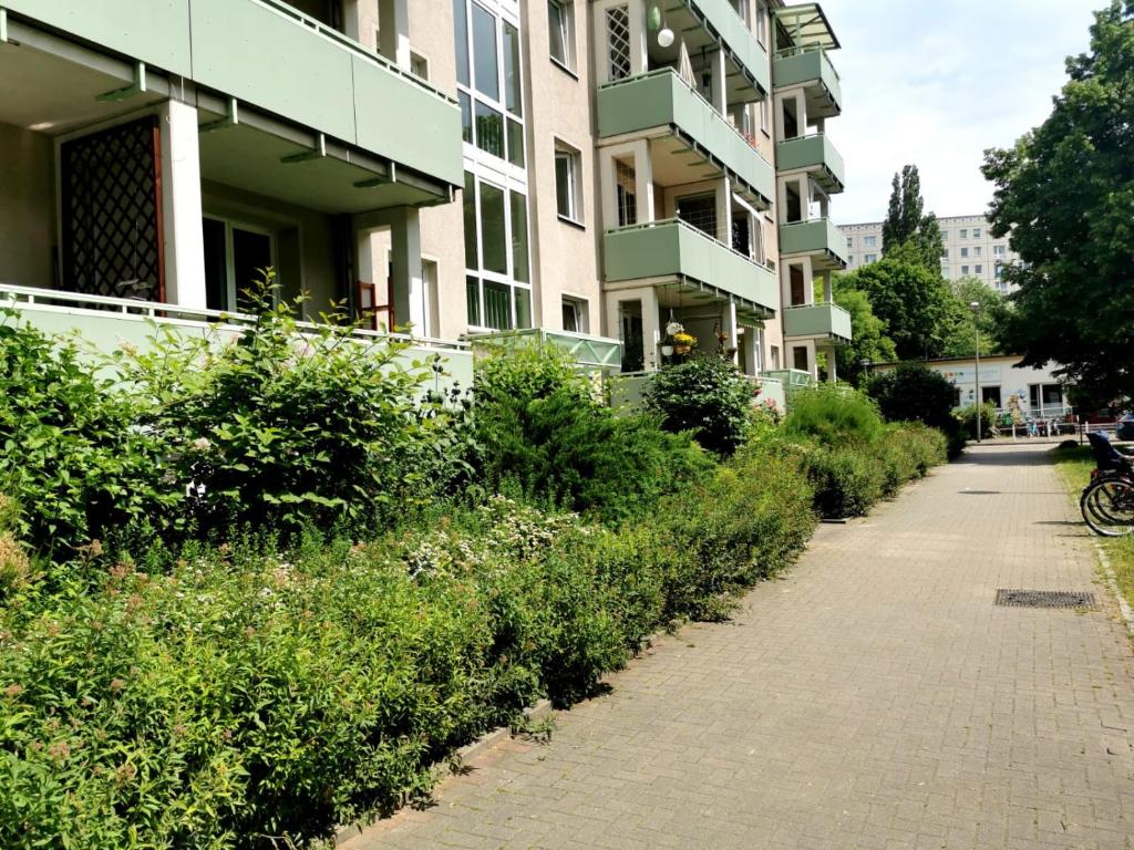 a sidewalk in front of a apartment building at Unterkunft im Herzen von Berlin in Berlin