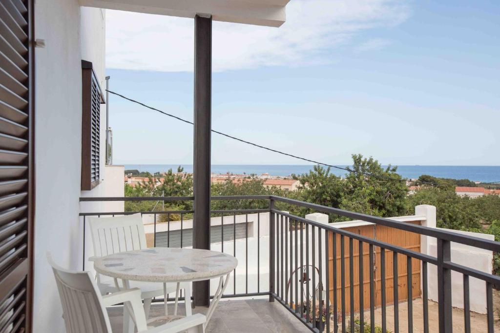 balcón con mesa, sillas y vistas al océano en Creixell Sea Views, en Creixell