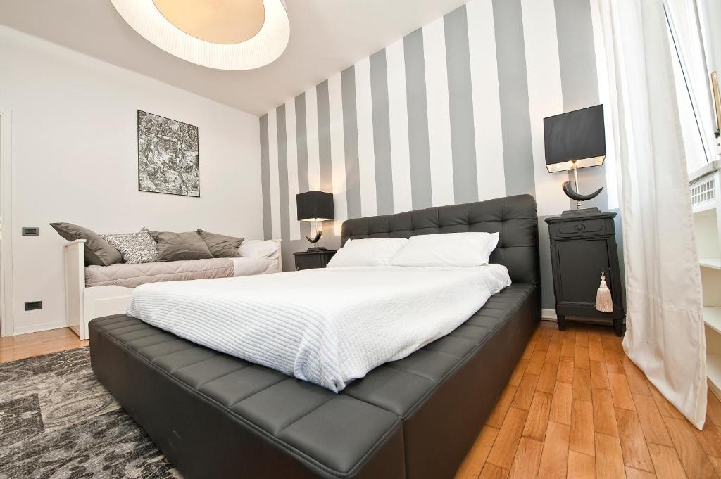 a bedroom with a bed with a black leather couch at Verona Maison in Verona