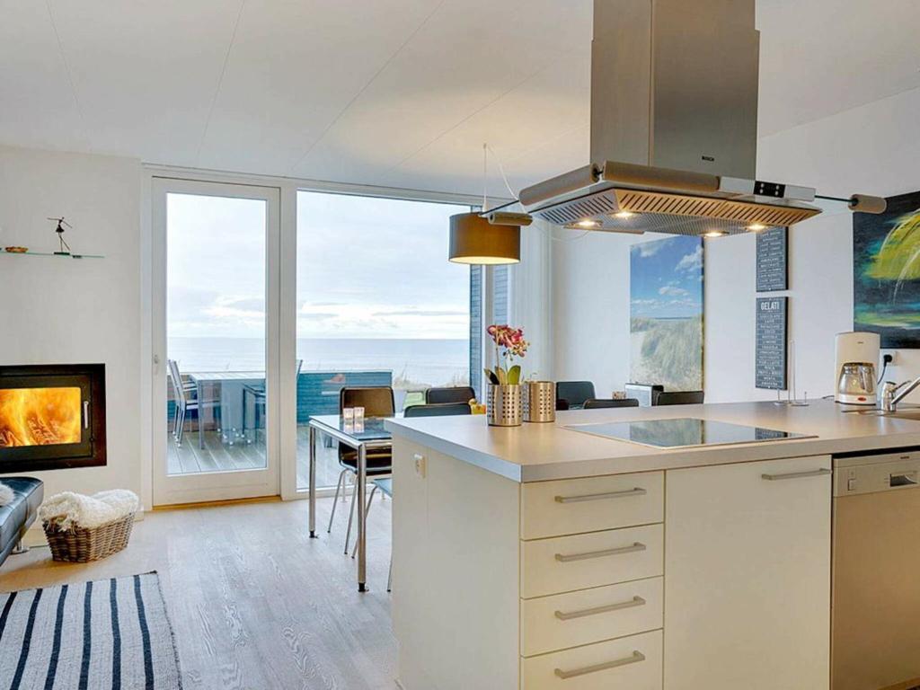 Kuchyň nebo kuchyňský kout v ubytování Holiday home Hadsund LXV
