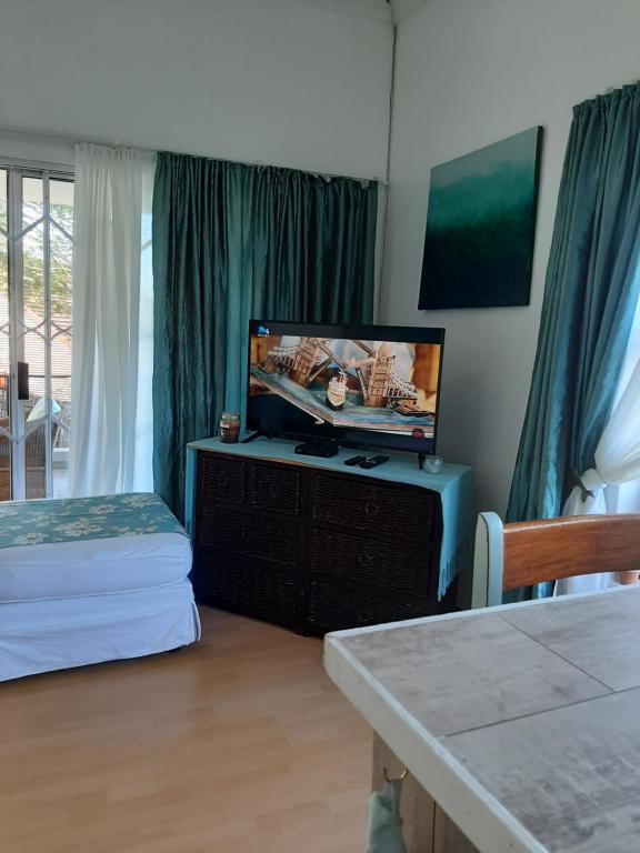 Postel nebo postele na pokoji v ubytování Umtamvuna View Cabanas