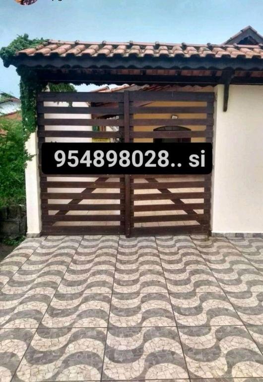  Alugo casa de praia com piscina em Mongaguá.