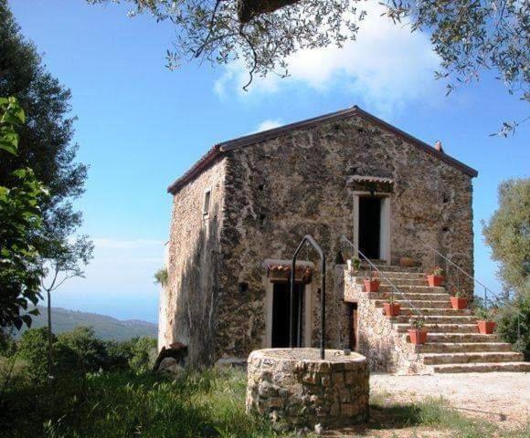 un antiguo edificio de piedra con escaleras en un campo en Casa Vacanze La Guardia, en Tortorella