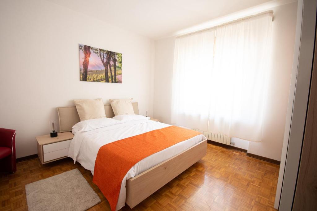 Habitación blanca con cama y ventana en Agriturismo Spolert Winery, en Prepotto