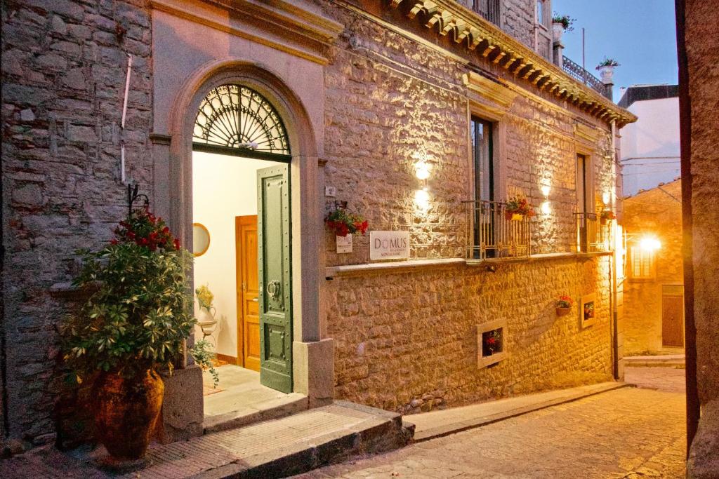 un ingresso a un edificio in mattoni con una pianta in vaso di Domus Aurea a Montalbano Elicona