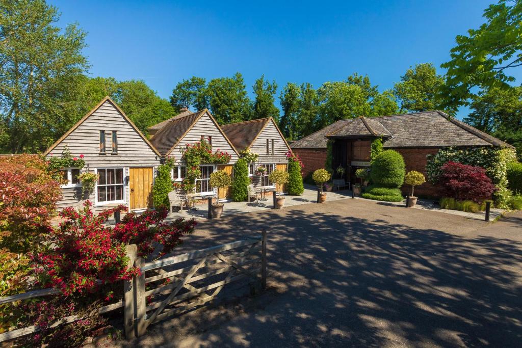 una fila de casas con flores en una entrada en Tonge Barn, en Sittingbourne