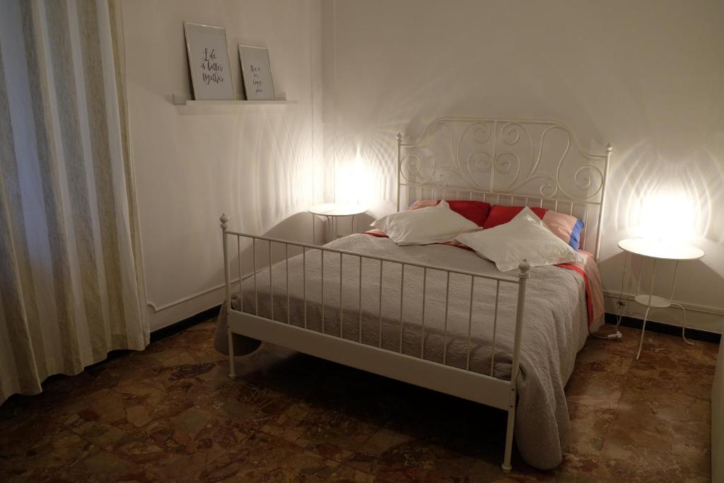 Postel nebo postele na pokoji v ubytování Spaziosa Matrimoniale nel centro di Modena