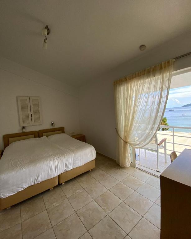Postel nebo postele na pokoji v ubytování Anemoni Beach Hotel