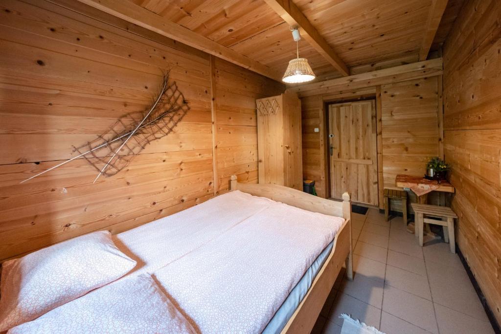 Łóżko lub łóżka w pokoju w obiekcie Zagroda Chryszczata