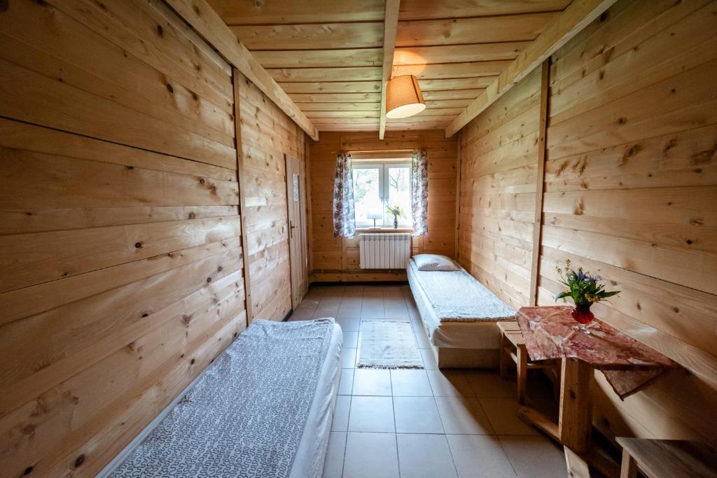 Łóżko lub łóżka w pokoju w obiekcie Zagroda Chryszczata