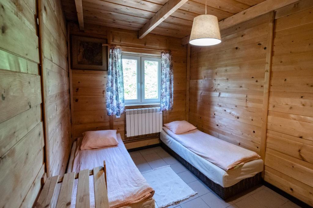 Łóżko lub łóżka w pokoju w obiekcie Zagroda Chryszczata