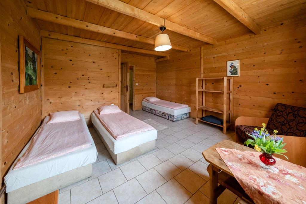 Łóżko lub łóżka w pokoju w obiekcie Zagroda Chryszczata