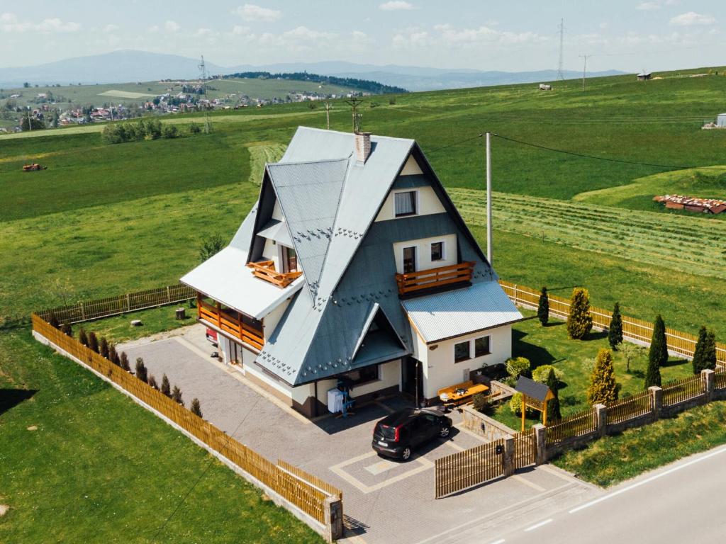 - une vue sur une maison avec une voiture devant dans l'établissement Pokoje "u Walusia", à Bustryk