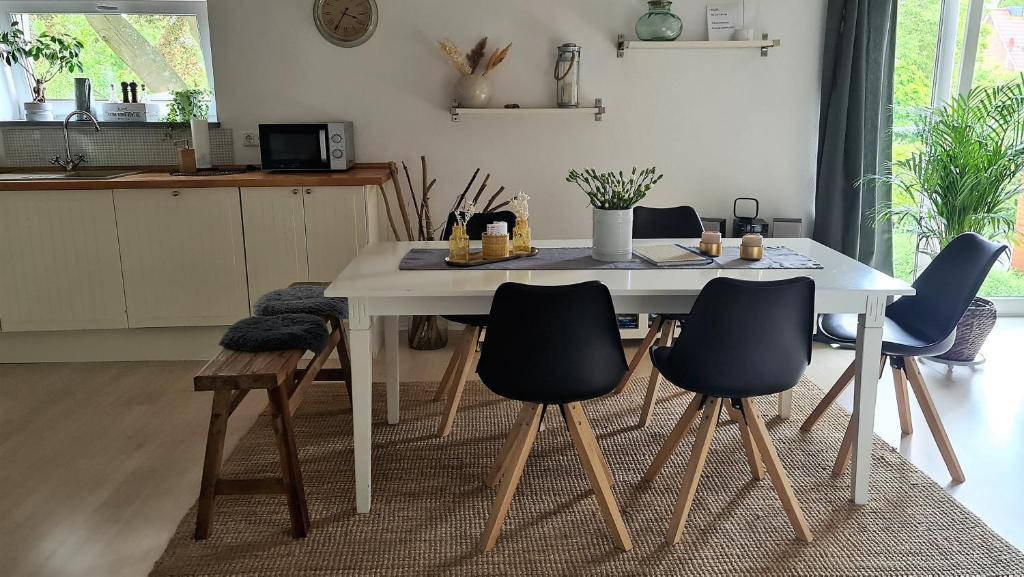 een keuken met een tafel en stoelen in een kamer bij Ferienwohnung-im-Speicher in Meldorf