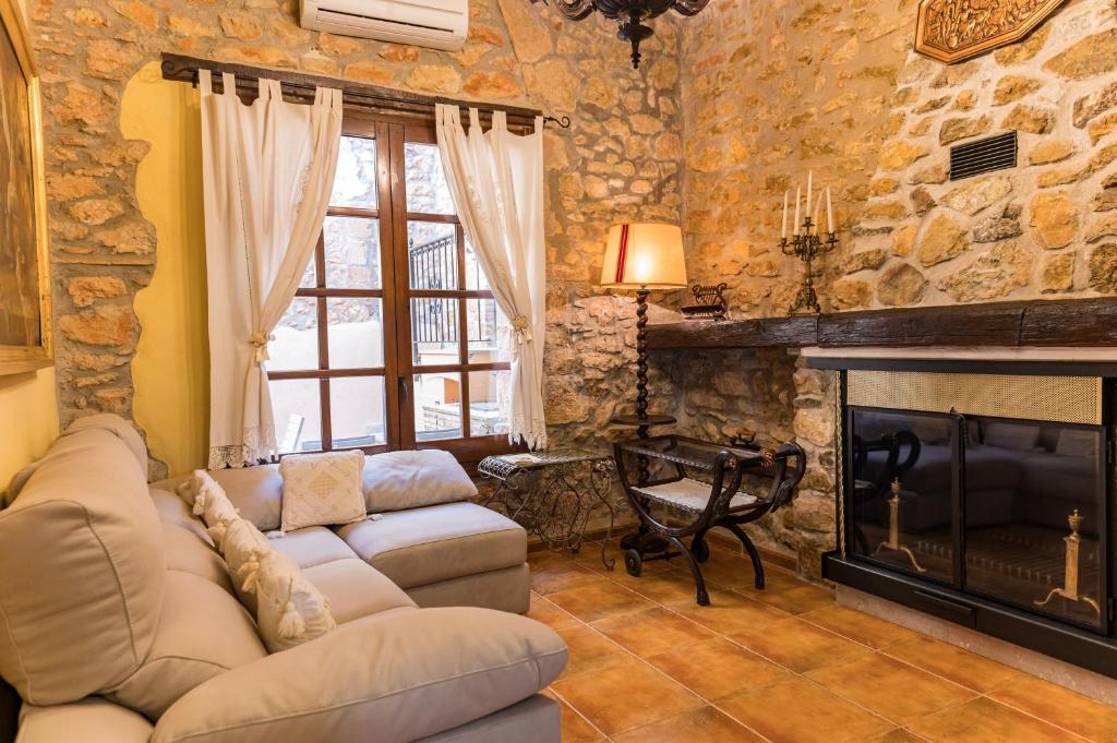 A seating area at Casa rural dels Hospitalaris