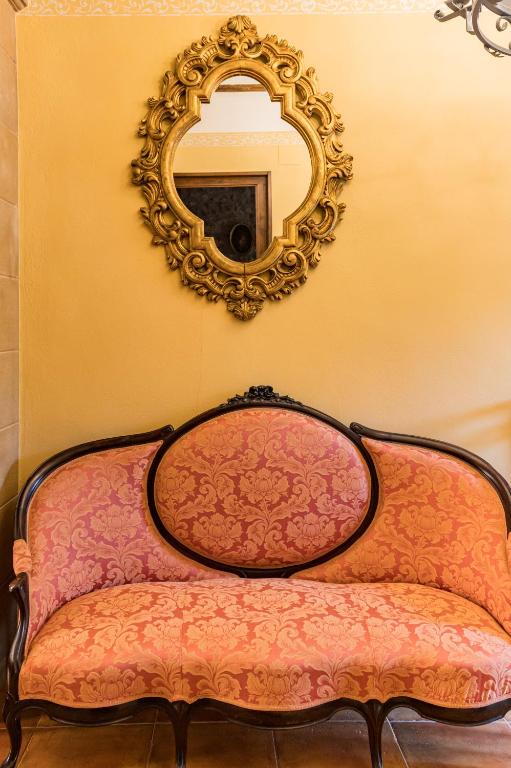 A seating area at Casa rural dels Hospitalaris