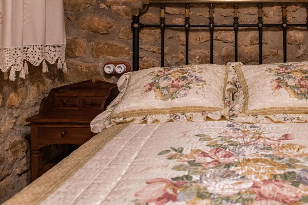 A bed or beds in a room at Casa rural dels Hospitalaris