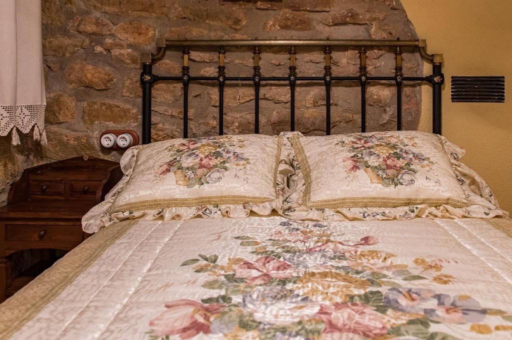 A bed or beds in a room at Casa rural dels Hospitalaris